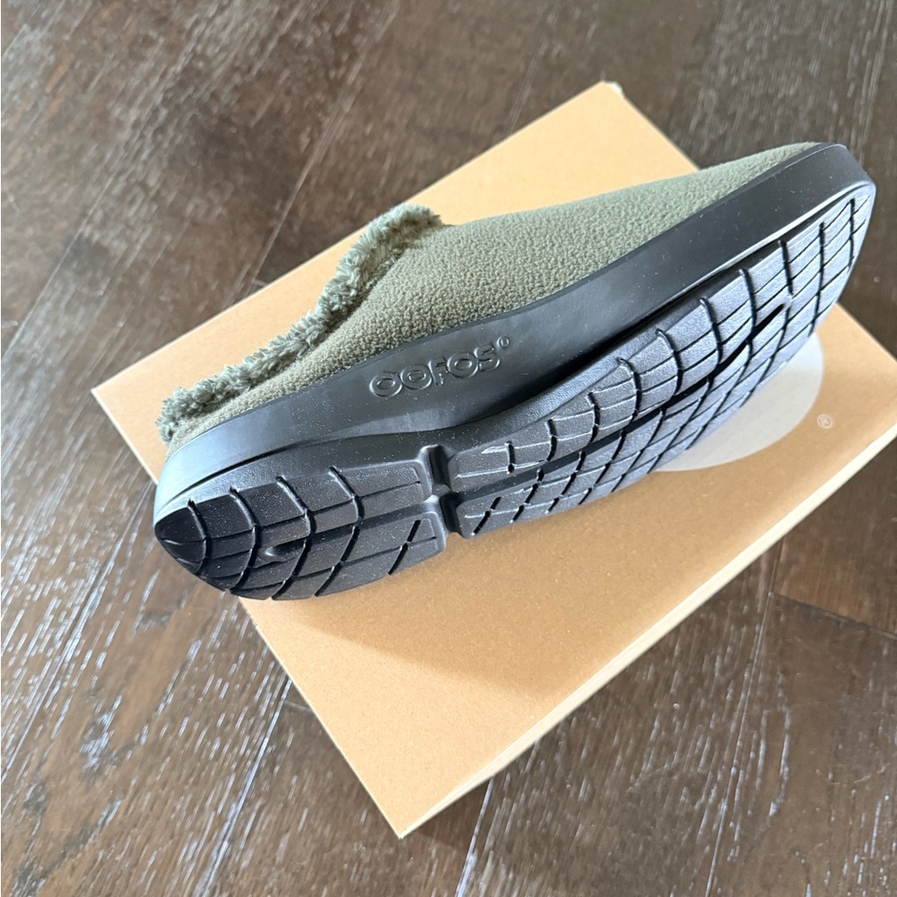 OOFOS Men's Slip-On Loafers in Gray and Green - Picture 5 of 7